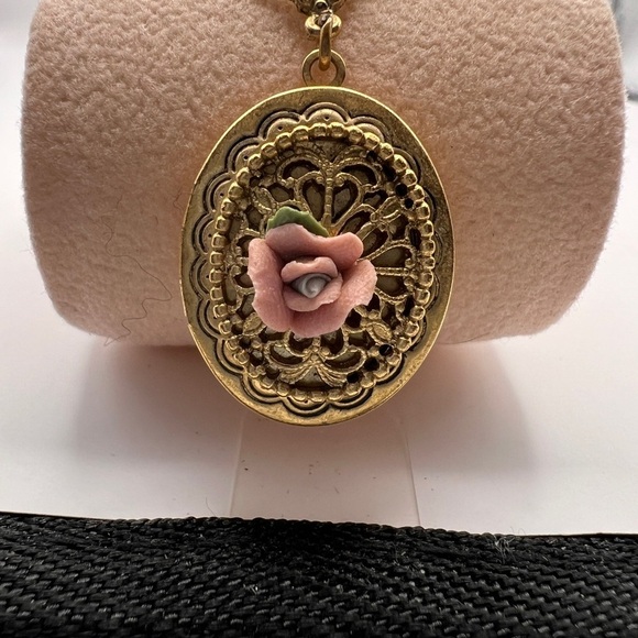 Vintage 1928 Pink Rose Locket on a gold tone chain - Picture 2 of 12